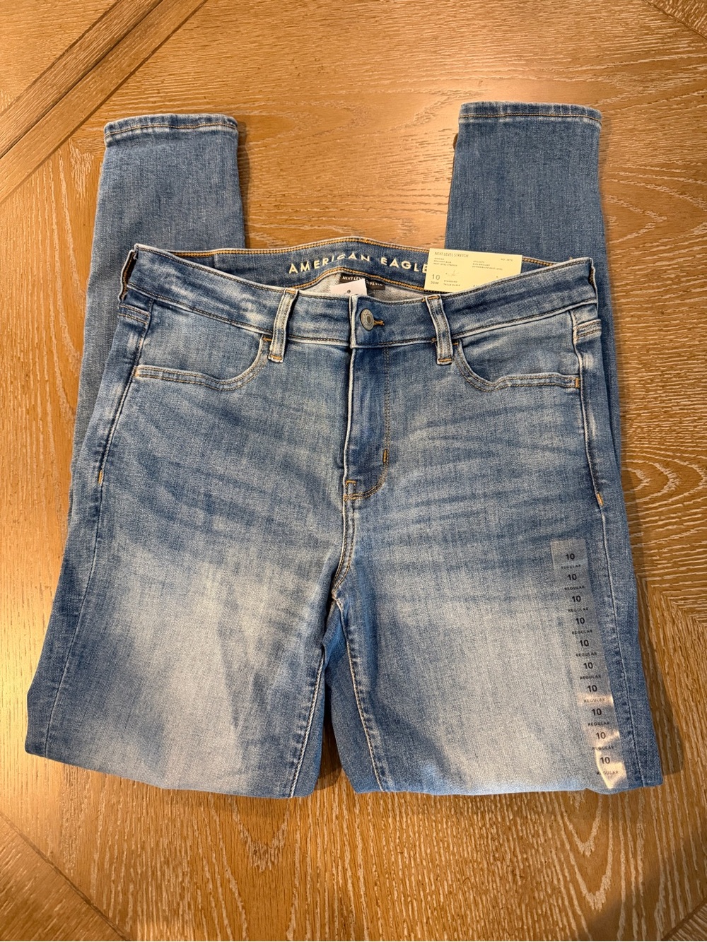 NWT/American Eagle Outfitters Medium Wash Women's Skinny Jeans - size 10